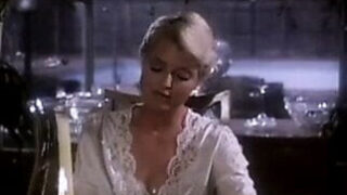 Les MILF matures au gros cul Jody Maxwell et Juliet Anderson se font baiser analement