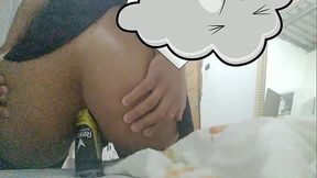 Emilly cdzinha brinca com o cuzinho dela