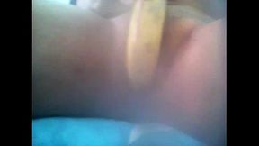 Mi puta masturb&aacute_ndose con un platano