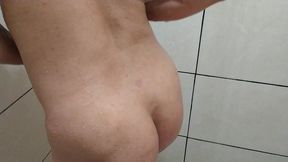 atleta de fisiculturismo feminino tomando banho !!!