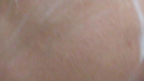 atleta de fisiculturismo feminino tomando banho !!!