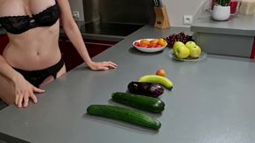 video de 20 mins , viens me voir donner a manger a ma petite chatte !concombre...