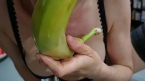 video de 20 mins , viens me voir donner a manger a ma petite chatte !concombre...