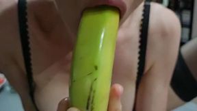 video de 20 mins , viens me voir donner a manger a ma petite chatte !concombre...