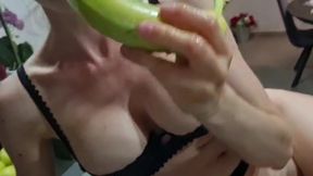 video de 20 mins , viens me voir donner a manger a ma petite chatte !concombre...