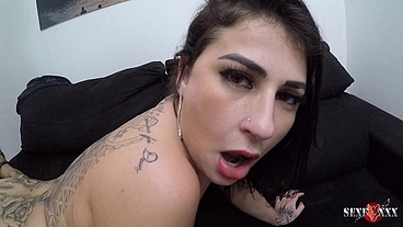 Esposa safada chama o vizinho para fuder seu rabo, enquanto o corno está viajando.