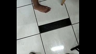 Preto de favela pegando no pau do tatuado depois da sess&atilde_o