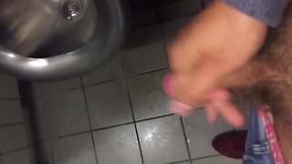 Pissen und Wichsen auf der Toilette