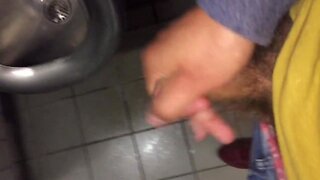 Pissen und Wichsen auf der Toilette