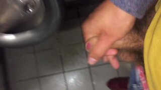 Pissen und Wichsen auf der Toilette