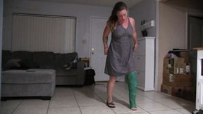 Fayth Cuts Off Her Own Full Leg Cast -Mp4