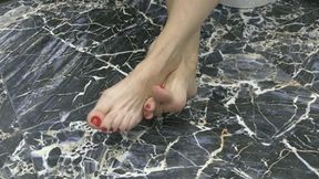 She rubs her feet all type of ways MP4 HD 720p