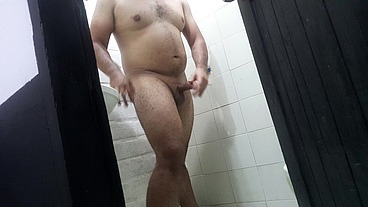 follada casera intensa apasionada de joven musculoso en la ducha con su nueva esposa caliente tetona morena y culona - Sexo en el baño termina con semen adentro del coño - Hotwife YR - And