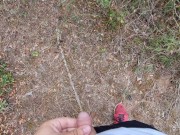 Piscio con il mio cazzo piccolo in pineta