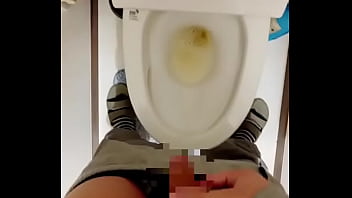 朝1番トイレでおしっこ③