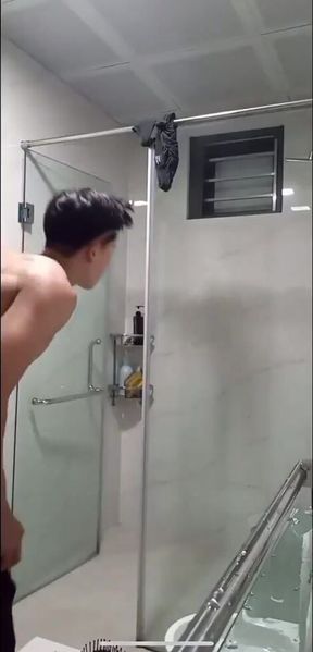 Mature Gay: Recording himself taking a shower. Nice view