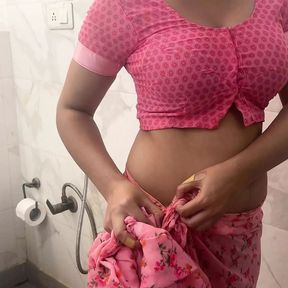 Mene Apni Sagi Bhabhi Ko Choda Jab Wo Nahane Gayi...