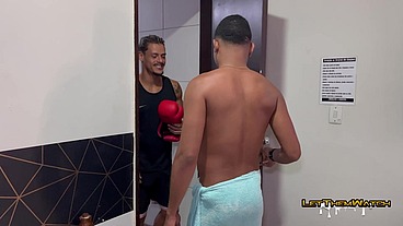 O PROFESSOR DE BOXE ENRABANDO O ALUNO