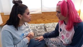 lesbico kesha ortega con una amiga
