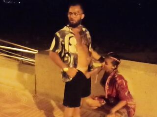 Sesso in spiaggia pubblica (con guardone)