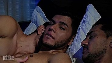 Diversão entre amigos - Meus dois amigos dotados gozaram encima de mim