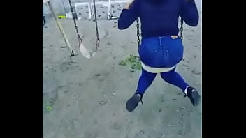 Chica con enorme culo se balancea en columpio
