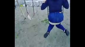 Chica con enorme culo se balancea en columpio
