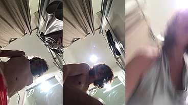 Dans la cabine d’une galerie commerciale vous êtes à mes pieds j’espère ...