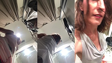 Dans la cabine d’une galerie commerciale vous êtes à mes pieds j’espère ...