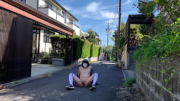 女装子まゆちゃんが早朝のだれもいない住宅街で全裸になって道路に横たわりM字開脚から大股開いて露出プレイを楽しんでいる