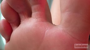 The Giantess Vip Room - Feet First
