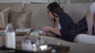 Les gros seins d'Alison Rey rebondissent pendant que Ryan Madison la baise dans le cul.