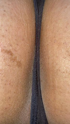 A man exposes his anus. Take a close-up shot so you can see the wrinkles clearly