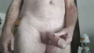 Close-up de pais amadores americanos: homens maduros com pênis enormes gozando com força e engolindo tudo.