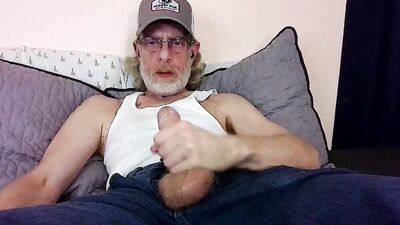 Pervertes amateur grandpa plays with his willy in this video