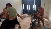LATINAS SON CAPTADAS TENIENDO SEXO EN PARQUEADERO DE MOTOS