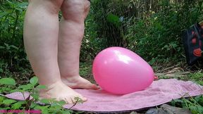 Estourando balões na floresta