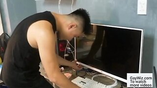 Tech guy gets drilled while repairing my computer - amateur, bareback