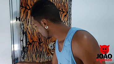 Medica Bianca Naldy cuidando do garoto doente com buceta na cara