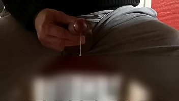 Masturbation sous la table