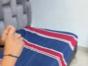 mi tímida hermanastra me pide que le saque fotos sin ropa, me pone cachondo y termino en su coño.
