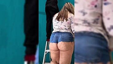 Milf culona le da mamada al trabajador de la construcción. Sexo casero real