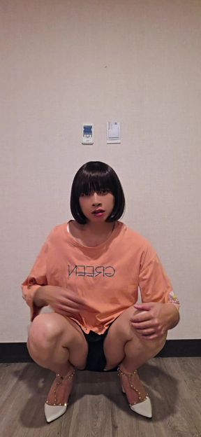 Ting xuan tranny Asian in high heels masturbate her cock.