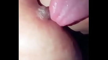 Estaba super caliente y alcance a tocar mi pezon con la lengua