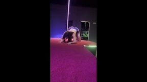 stripper bem safadinho na boate e brincando com meu cuzinho metendo o plug