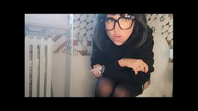 come on, spy my stepcousin while she'_s on the wc