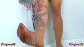 Mary Rider in collant si masturba doccia