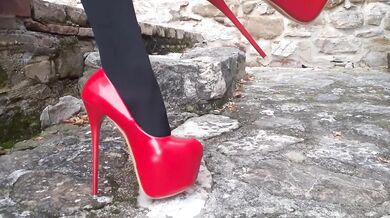 Laura XXX on high heels and stockings sitted and walking