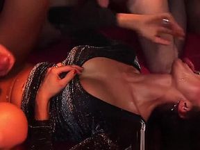 Group amateurs eat pussy