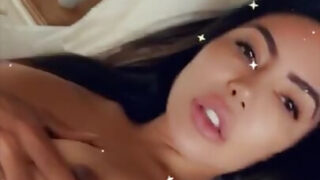 हॉट अमेरिकी MILF एला स्टार और लीला स्टार अपने विशाल स्तनों और नितंबों के साथ बड़े डिल्डो पर सवारी करती हैं।